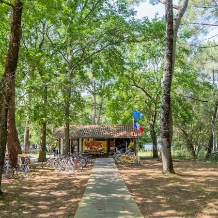 Camping Mobil Spacieux Avec Terrasse Pour 6 Personnes - Api-1-52-1438 *